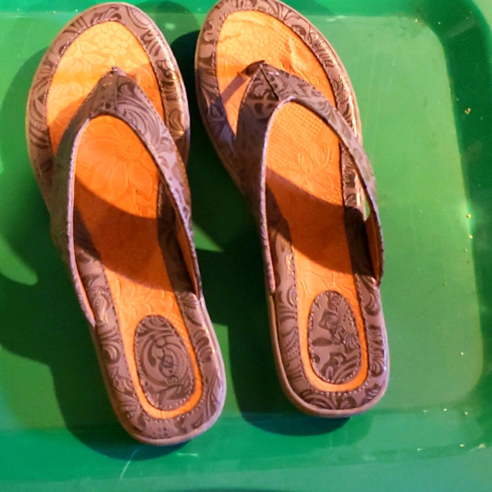 B.o.c. flip flops